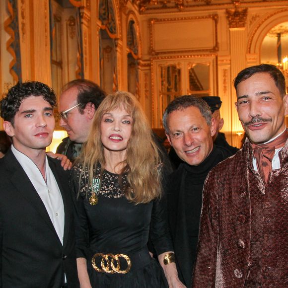 Paul Delmas (producteur d'Arielle Dombasle), Arielle Dombasle, Marc-Olivier Fogiel, Steevy Boulay, Steevy Boulay - Arielle Dombasle est élevée au rang d'Officière de l'ordre des Arts et Lettres au Ministère de la Culture à Paris le 08 Décembre 2025.

© Philippe Baldini / Bestimage