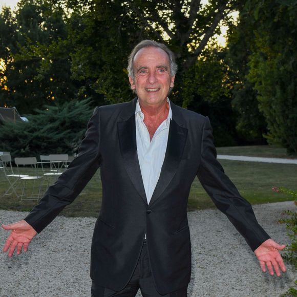 Yves Lecoq est un célèbre imitateur français, voix emblématique des Guignols de l'info.

Yves Lecoq arrive au dîner au Domaine de Veuze lors du festival du Film Francophone d'Angoulême, France. © Coadic Guirec/Bestimage