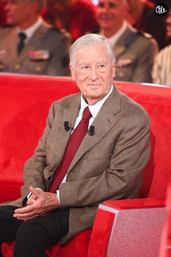 Exclusif - Alain Duhamel lors de l'enregistrement de l'émission Vivement dimanche au studio Rive gauche, présentée par M.Drucker, diffusée sur France 3 le 14 juin 2026, à Paris, France, le 5 mai 2026. © Guillaume Gaffiot/Bestimage