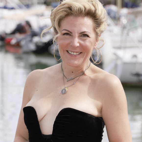 "Tu as envie de gagner pour Fabien [Olicard] et Camille [Cerf], mais ce sont eux qui ont fait de la merde au début en ne voulant pas éliminer Marlène Schiappa !", a-t-elle ajouté, en souriant. Et elle en est persuadée : "Si on m'avait écoutée, on aurait peut-être gagné !"

Anne-Élisabeth Blateau de la série "Mère indigne" - La 25e édition du Festival de la fiction télé de La Rochelle, le 15 septembre 2023. © Christophe Aubert via Bestimage