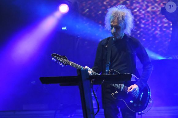 Les membres ont salué sa créativité, sa discrétion et son rôle essentiel dans l’histoire du groupe.

Perry Bamonte, guitariste et claviériste du groupe gothique The Cure, est décédé. Il avait 65 ans. PHOTO D'ARCHIVES PRISE LE : 3 décembre 2023, Sao Paulo, Sao Paulo, Brésil : PERRY BAMONTE, guitariste du groupe The Cure, se produit lors du Primavera Sound à l'hippodrome d'Interlagos. Perry Bamonte est décédé ce vendredi 26 décembre à l'âge de 65 ans (Credit Image : © Leandro Chemalle/TheNEWS2 via ZUMA Press Wire)