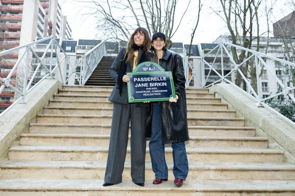 Lou Doillon et Charlotte Gainsbourg - Inauguration de la passerelle Jane Birkin devant les 41-43 quai de Valmy à Paris le 13 décembre 2025.
© Cyril Moreau / Bestimage
