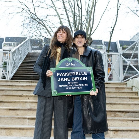 Lou Doillon et Charlotte Gainsbourg - Inauguration de la passerelle Jane Birkin devant les 41-43 quai de Valmy à Paris le 13 décembre 2025.
© Cyril Moreau / Bestimage