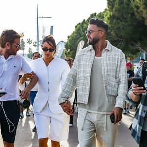 Le couple élégant Nabilla et Thomas Vergara se promène main dans la main sur la Croisette pendant le Festival de Cannes.
©Backgrid USA / Bestimage