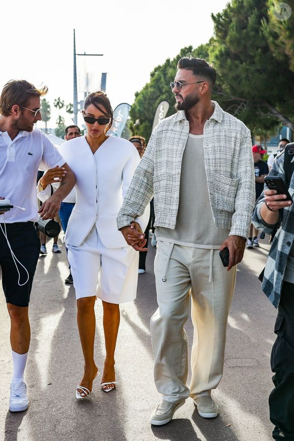 Le couple élégant Nabilla et Thomas Vergara se promène main dans la main sur la Croisette pendant le Festival de Cannes.
©Backgrid USA / Bestimage