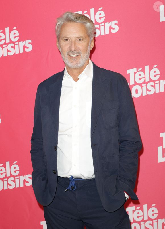 Antoine de Caunes est également grand-père : Emma a eu Nina en 2002 et Louis a eu Vivienne, deux petits-enfants qui le comblent de bonheur.

Antoine de Caunes - Photocall de la soirée "Télé Loisirs Awards 2025" au Jardin d'Acclimatation à Paris le 23 septembre 2025. © Coadic Guirec/Bestimage