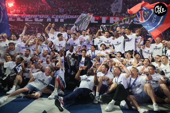 Nasser Al-Khelaifi, président du PSG, en compagnie des joueurs Illya ZABARNYI du Paris Saint-Germain, Dro FERNANDEZ du Paris Saint-Germain, Joao NEVES du Paris Saint-Germain, Willian PACHO du Paris Saint-Germain, Désiré DOUÉ du Paris Saint-Germain, Warren ZAIRE-EMERY du Paris Saint-Germain, Gonçalo RAMOS du Paris Saint-Germain, Nuno MENDES du Paris Saint-Germain, Khvicha KVARATSKHELIA du Paris Saint-Germain, Matvey SAFONOV du Paris Saint-Germain, Quentin NDJANTOU du Paris Saint-Germain, Ibrahim MBAYE du Paris Saint-Germain, VITINHA du Paris Saint-Germain, MARQUINHOS du Paris Saint-Germain, Ousmane DEMBELE du Paris Saint-Germain, Achraf HAKIMI du Paris Saint-Germain, Senny MAYULU du Paris Saint-Germain, Lucas BERALDO du Paris Saint-Germain, Fabián RUIZ du Paris Saint-Germain, Lucas CHEVALIER du Paris Saint-Germain, Lucas HERNANDEZ du Paris - Le PSG célèbre son titre de champion d'Europe 2026 avec ses supporters au Parc des Princes à Paris le 31 mai 2026. 
©  Pool / Xavier Laine via PsnewZ / Bestimage