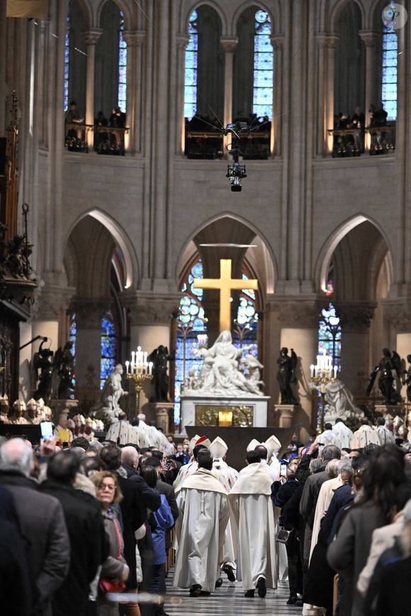 Atmosphère au début de la première messe pour le public au cours de laquelle l'archevêque de Paris Laurent Ulrich dirigera les prières pour consacrer le nouvel autel principal, conçu par l'artiste et designer français Guillaume Bardet, à la cathédrale Notre-Dame de Paris, à Paris le 8 décembre 2024.  Photo by Eliot Blondet/ABACAPRESS.COM