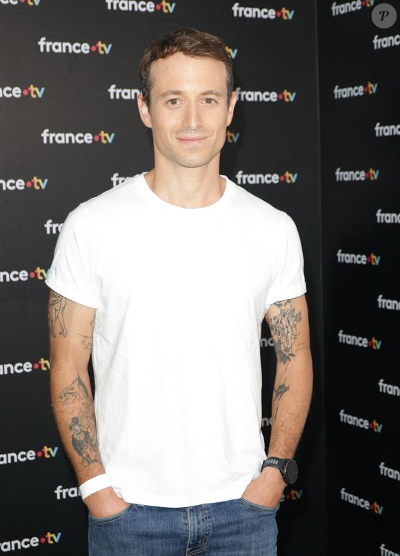 Pour atteindre son objectif, il court désormais plus de cent kilomètres par semaine.

Hugo Clément au photocall de la conférence de presse de rentrée de France Télévisions à Paris, France, le 4 septembre 2024. © Coadic Guirec/Bestimage