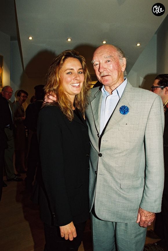 Aujourd’hui, Caroline mène une vie beaucoup plus discrète, loin des mondanités de Saint-Tropez.

Eddy Barclay et guest lors du vernissage de l'exposition des toiles de Michèle Morgan à la Galerie Kosky à Paris, le 10 mai 1999.
JLPPA / Bestimage