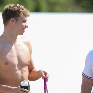 Léon Marchand et son entraîneur Bob Bowman - Le championnat de France de natation 2023 à Rennes, le 13 juin 2023.
© Mickael Chavet/Zuma Press/Bestimage