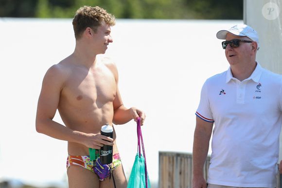 Léon Marchand et son entraîneur Bob Bowman - Le championnat de France de natation 2023 à Rennes, le 13 juin 2023.
© Mickael Chavet/Zuma Press/Bestimage