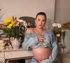 Sur le cliché, les bébés sont blotties contre elle dans un moment très intime.

Kelly Vedovelli est enceinte de jumeaux. Instagram