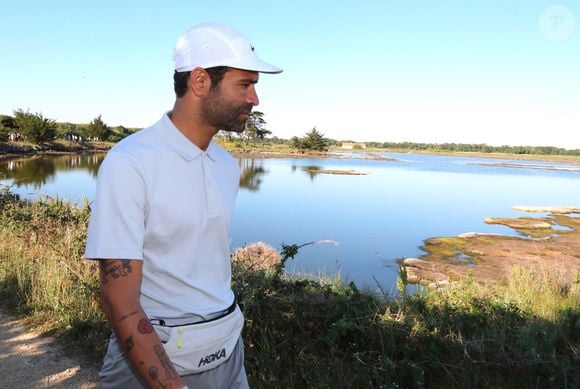 Jusqu'au 17 juin prochain, l'interprète de "D'autres que nous" parcourt la région à pied pour se ressourcer en plusieurs étapes.

Le chanteur-auteur-compositeur Ycare a démarré ce matin une aventure hors du commun : une marche en Vendée à raison de 25 à 30km par jour, du lundi 25 mai au lundi 17 juin.
Avec chaque soir un Concert en guitare-voix dans un endroit insolite.  

© Noël Carrier/Bestimage