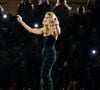 Alors qu’elle s’adresse aux spectateurs, Céline Dion remarque que Barnev arrive avec un mouchoir pour lui permettre de s’essuyer les yeux.

Céline Dion au défilé L'Oréal Paris 2026 "Express Your Worth" en ouverture de la fashion week collection printemps / été 2027 à Paris (PFW) , le 28 septembre 2025. © Backgrid UK/ Bestimage