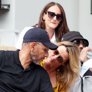 En ce moment, Roschdy Zem est sur tous les fronts pour assurer la promotion d'"Hiver à Sokcho", film de Koya Kamura dans lequel il joue. 

Roschdy Zem et sa compagne Sarah Lavoine en tribunes des Internationaux de France de tennis de Roland Garros 2023 à Paris le 11 juin 2023. © Jacovides-Moreau/Bestimage