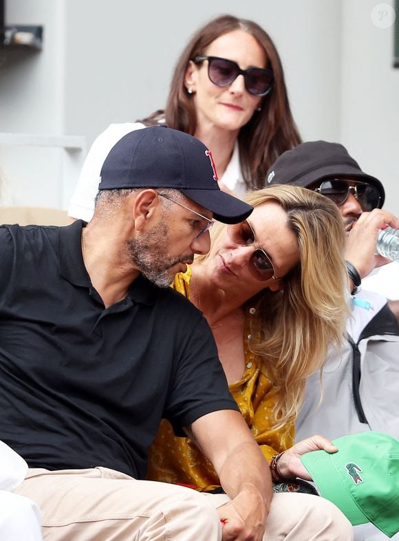 En ce moment, Roschdy Zem est sur tous les fronts pour assurer la promotion d'"Hiver à Sokcho", film de Koya Kamura dans lequel il joue. 

Roschdy Zem et sa compagne Sarah Lavoine en tribunes des Internationaux de France de tennis de Roland Garros 2023 à Paris le 11 juin 2023. © Jacovides-Moreau/Bestimage