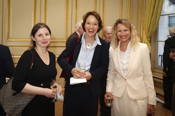Annick Steta, Aurélie Julia, Gabrielle Halpern - Les salons du Cercle Interallié ont fait salle comble ce mardi, réunissant de nombreuses personnalités autour de Maud Bregeon, qui s'est récemment vu confier, en plus du porte-parolat du Gouvernement, le ministère de l'Energie, un portefeuille hautement stratégique, en particulier dans le contexte de crise qui embrase le Moyen-Orient.
© Jack Tribeca / Bestimage