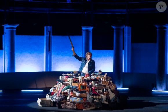 Exclusif - Alex Lutz dans son spectacle "Sexe, Grog et Rocking Chair" au théâtre de Verdure lors du 41ème Festival de Ramatuelle, le 5 aout 2025. © Cyril Bruneau / Festival de Ramatuelle / Bestimage