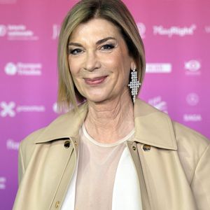 "Les mentalités ont énormément évolué sur la question de l’âge. Aujourd’hui, on reste en forme beaucoup plus longtemps grâce au sport, à la nutrition et aux soins. Je n’ai pas le sentiment d’être freinée physiquement".
Michèle Laroque lors de la 15ème cérémonie des René du cinéma, organisée par l'Académie André Delvaux, à Bruxelles le 7 mars 2026.