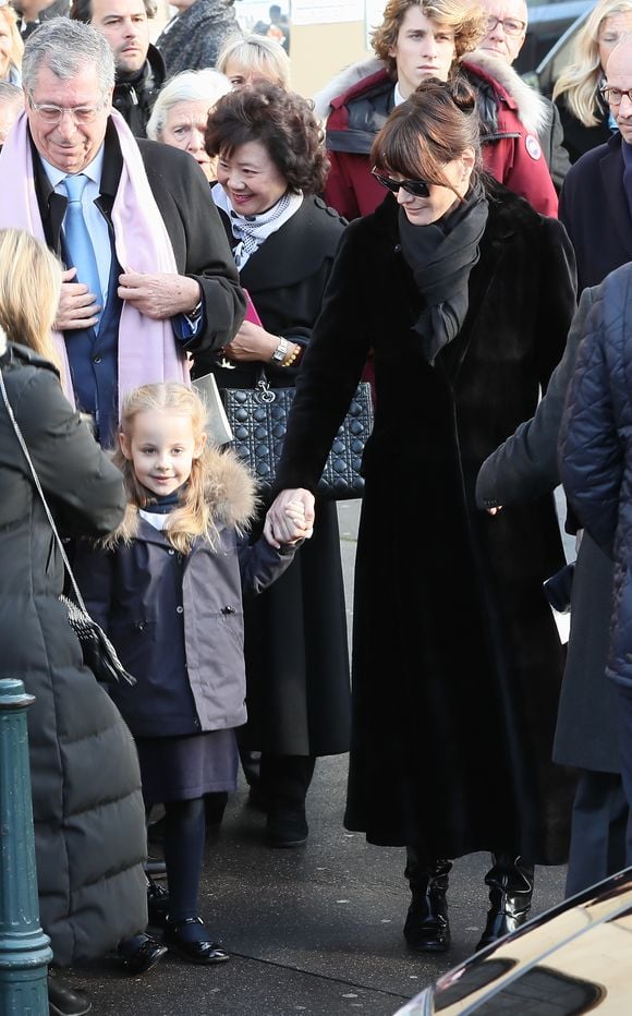 Nicolas Sarkozy, Carla Bruni-Sarkozy et leur fille Giulia Sarkozy aux obsèques de Andrée Sarkozy, le 18 décembre 2017.

Photo : Agence / Bestimage