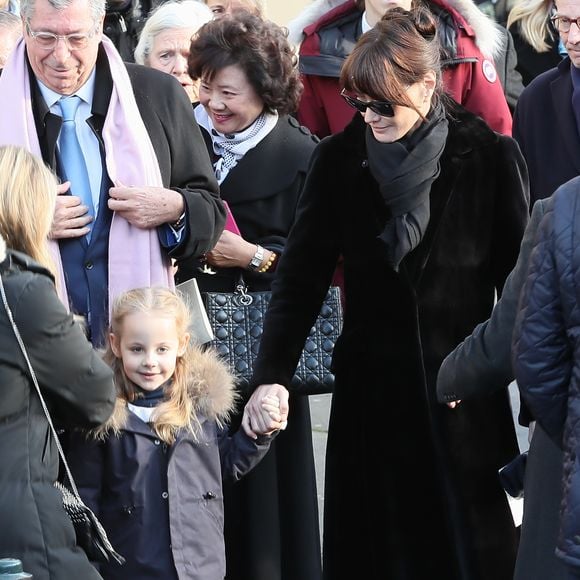 Nicolas Sarkozy, Carla Bruni-Sarkozy et leur fille Giulia Sarkozy aux obsèques de Andrée Sarkozy, le 18 décembre 2017.

Photo : Agence / Bestimage