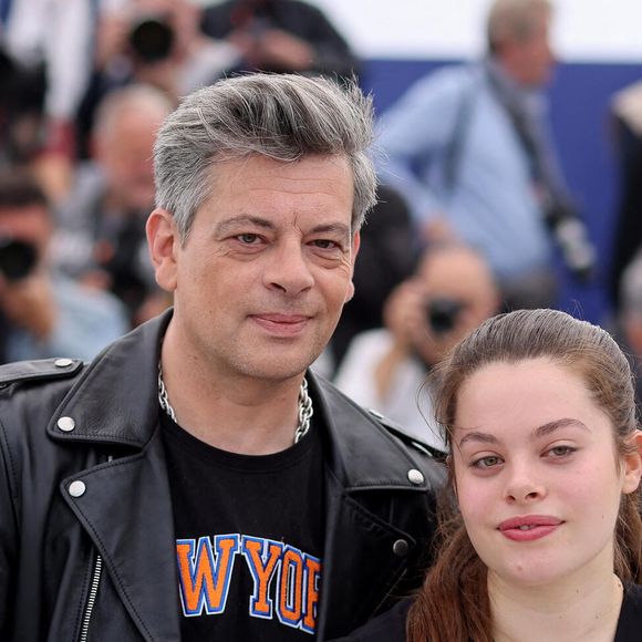 Aujourd’hui, à 52 ans, Benjamin Biolay savoure cette double paternité...

Benjamin Biolay et sa fille Anna Biolay au photocall de "Rosalie" lors du 76ème Festival International du Film de Cannes, le 18 mai 2023.
© Jacovides/Moreau/Bestimage