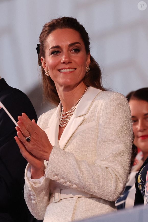 Le roi Charles III, la reine Camilla, le prince William et Kate Middleton lors d'un concert sur la Horse Guards Parade à Londres, pour conclure les commémorations du 80e anniversaire du jour de la Victoire en Europe au Royaume-Uni.  Londres, Royaume-Uni, le 8 mai 2025. Photo by Stephen Lock/I-Images/ABACAPRESS.COM