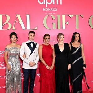 Le glamour était au rendez-vous vendredi soir à Monaco.
Marie et Louis Ducruet, la princesse Stéphanie de Monaco, Camille Gottlieb et Pauline Ducruet lors de la seconde édition du Global Gift Gala à l'hôtel de Paris à Monaco. © Bruno Bebert / Bestimage