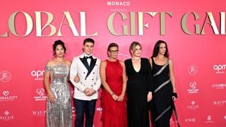 Stéphanie de Monaco en robe flamenco avec ses trois enfants face à Alexandra Leclerc et Eva Longoria au Global Gift Gala