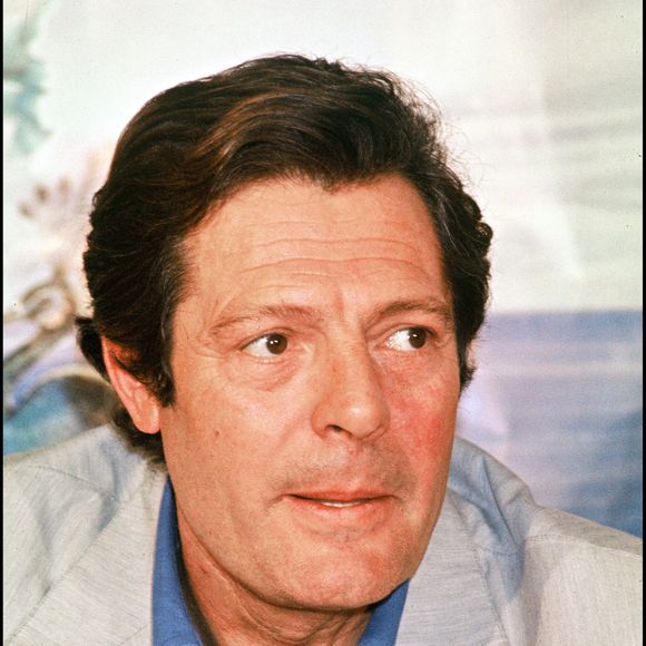 Pour rappel, cette figure du cinéma italien est décédée le 19 décembre 1996 à l'âge de 72 ans des suites d'un cancer du pancréas.

Marcello Mastroianni au 49e Festival de Cannes en 1977.