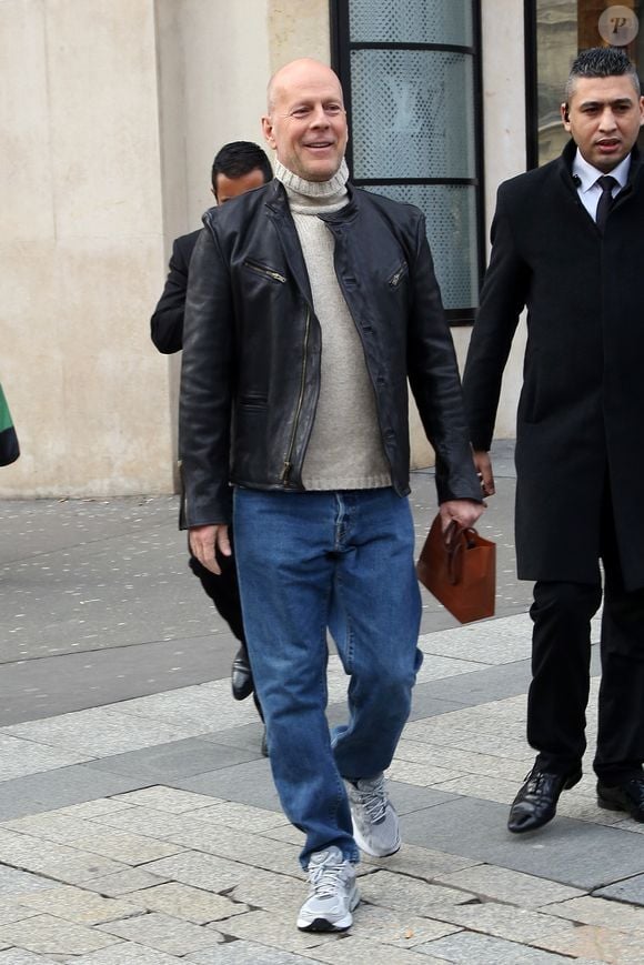 Bruce Willis, en promenade à Paris. Le 09/02/2013. PIX4U / BESTIMAGE