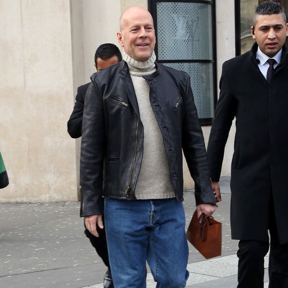 Bruce Willis, en promenade à Paris. Le 09/02/2013. PIX4U / BESTIMAGE