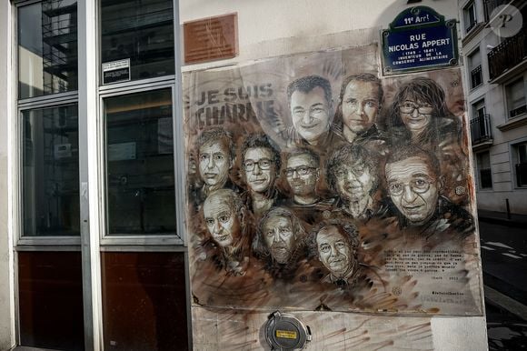 Cette attaque a coûté la vie à douze personnes, dont huit membres de la rédaction.

Le Ministre de l'Intérieur et la Maire de Paris ont rendu hommage aux victimes de Charlie Hebdo © Aurélien Morissard/Panoramic/Bestimage