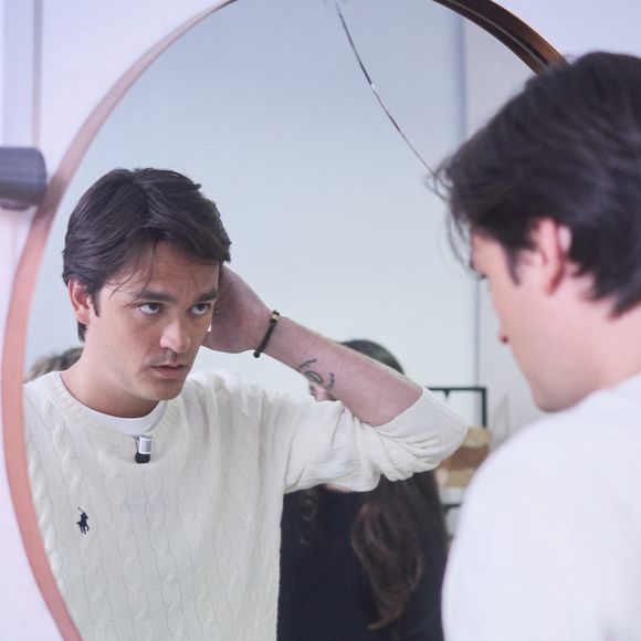 Exclusif - Alain-Fabien Delon avec sa compagne Laura Bensadoun en backstage de de l'émission "C à Vous" à Paris, France, le 18 octobre 2024. © Cyril Moreau/Bestimage