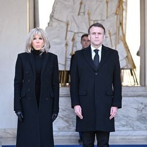 Brigitte et Emmanuel Macron unis

Le président Emmanuel Macron et sa femme Brigitte Macron participent à une minute de silence, au palais de l'Elysée, en hommage aux victimes du cyclone Chido à Mayotte le 23 décembre 2024.

© Eric Tschaen / Pool / Bestimage