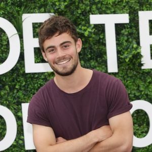Cette reconversion culinaire permet à l'acteur de partager ses souvenirs d'enfance avec ses clients.

Clément Rémiens au photocall de "Demain nous appartient" - Photocalls lors du 59ème festival de la Télévision de Monte-Carlo à Monaco, le 15 juin 2019. © Denis Guignebourg/Bestimage