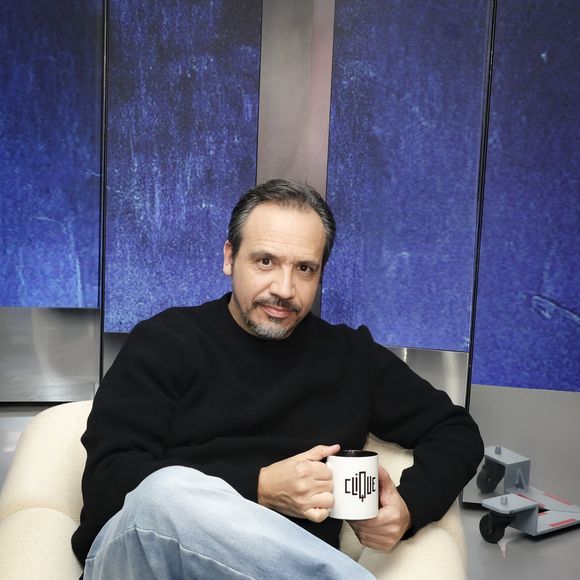 À 25 ans, sa fille Ariane a déjà sorti une BD, chez Casterman. La preuve d'une fibre artistique transmise. 

Alexandre Astier à Paris, France, le 14 octobre 2025. 
Photo : Jack Tribeca / Bestimage