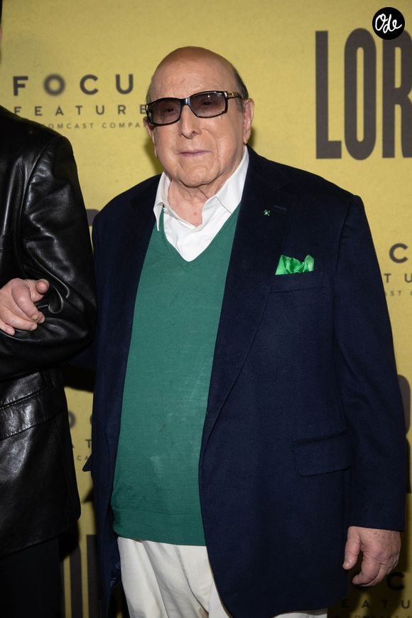 Sa disparition, survenue paisiblement des suites d'une maladie liée à l'âge, a été confirmée publiquement par sa famille et sa représentante officielle.

Clive Davis at the premiere of Focus Features' "Lorne" at Alice Tully Hall on April 9, 2026 in New York City. STARMAX / BESTIMAGE