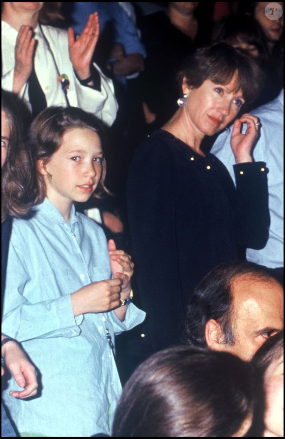 Laura Smet et Nathalie Baye au concert de Johnny Hallyday pour ses 50 ans au parc des Princes en 1993. © Bestimage