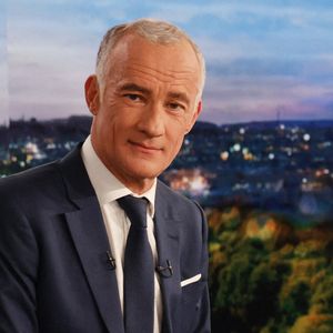 L'animateur Gilles Bouleau pose avant une interview sur le plateau de TF1 à Boulogne-Billancourt, près de Paris, le 9 janvier 2023, lors du lancement par l'épouse du président français de l'édition 2023 de l'opération de collecte de fonds "Pièces Jaunes", visant à améliorer la vie des enfants hospitalisés. Photo de Ludovic Marin/Pool/ABACAPRESS.COM