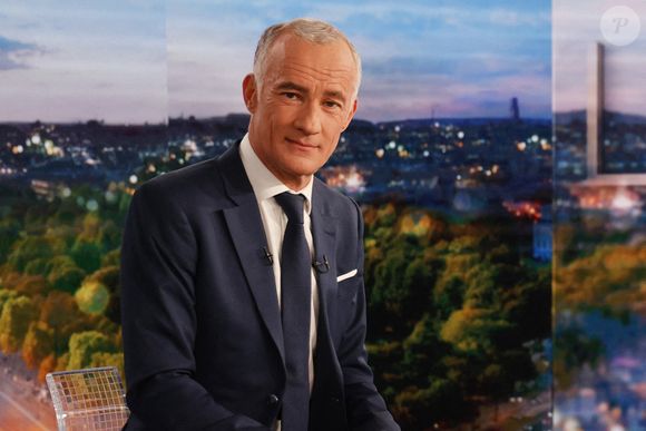 L'animateur Gilles Bouleau pose avant une interview sur le plateau de TF1 à Boulogne-Billancourt, près de Paris, le 9 janvier 2023, lors du lancement par l'épouse du président français de l'édition 2023 de l'opération de collecte de fonds "Pièces Jaunes", visant à améliorer la vie des enfants hospitalisés. Photo de Ludovic Marin/Pool/ABACAPRESS.COM