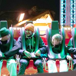 Exclusif - David Beckham avec ses enfants Harper Beckham, Romeo Beckham, Cruz Beckham s'amusent au Hyde Park Winter Wonderland à Londres, Angleterre, le 14 décembre 2021. David portait une veste Carhartt Detroit bleu marine et un bonnet orange vif. Photo par W8 Media/Splash News/ABACAPRESS.COM