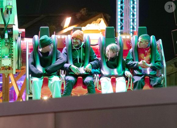 Exclusif - David Beckham avec ses enfants Harper Beckham, Romeo Beckham, Cruz Beckham s'amusent au Hyde Park Winter Wonderland à Londres, Angleterre, le 14 décembre 2021. David portait une veste Carhartt Detroit bleu marine et un bonnet orange vif. Photo par W8 Media/Splash News/ABACAPRESS.COM