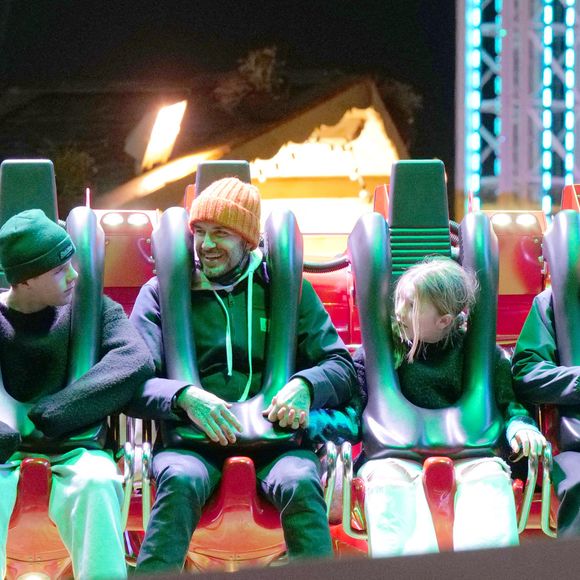Exclusif - David Beckham avec ses enfants Harper Beckham, Romeo Beckham, Cruz Beckham s'amusent au Hyde Park Winter Wonderland à Londres, Angleterre, le 14 décembre 2021. David portait une veste Carhartt Detroit bleu marine et un bonnet orange vif. Photo par W8 Media/Splash News/ABACAPRESS.COM