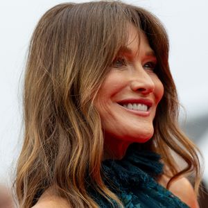 Carla Bruni-Sarkozy à la montée des marches du film "Highest 2 Lowest" lors du 78ème Festival de Cannes, le 19 mai 2025. Photo : Olivier Borde/ Bestimage