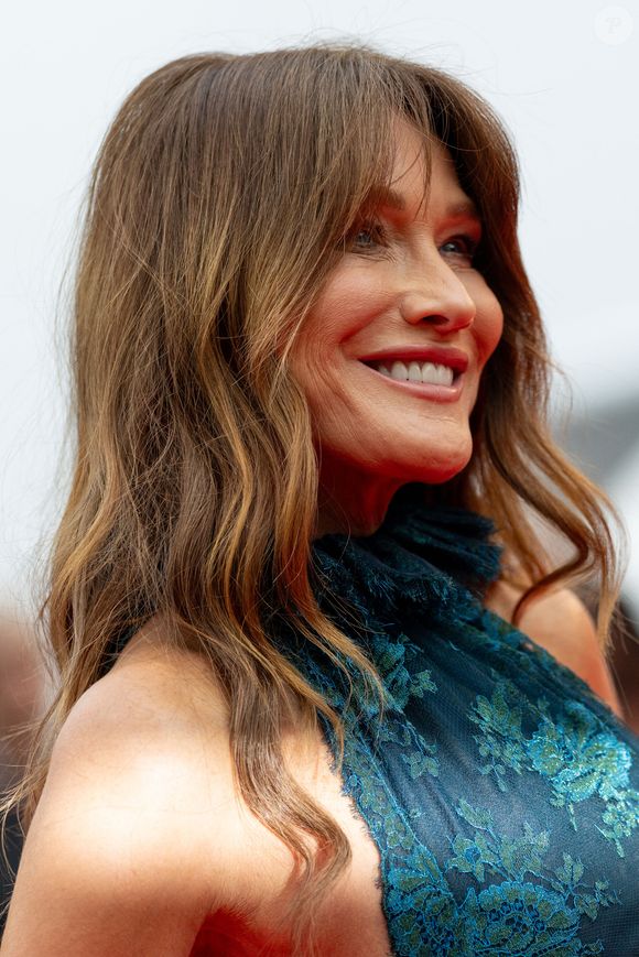 Carla Bruni-Sarkozy à la montée des marches du film "Highest 2 Lowest" lors du 78ème Festival de Cannes, le 19 mai 2025. Photo : Olivier Borde/ Bestimage
