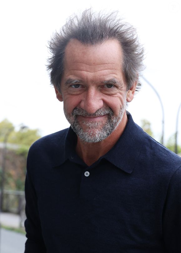 Stéphane De Groodt apportera sa fantaisie et son sens du verbe lors d’échanges toujours décalés.

Exclusif - Stéphane De Groodt - Arrivées lors de l'enregistrement de l'émission "Vivement Dimanche" (du 16 novembre) à Paris le 22 octobre 2025. © Bestimage