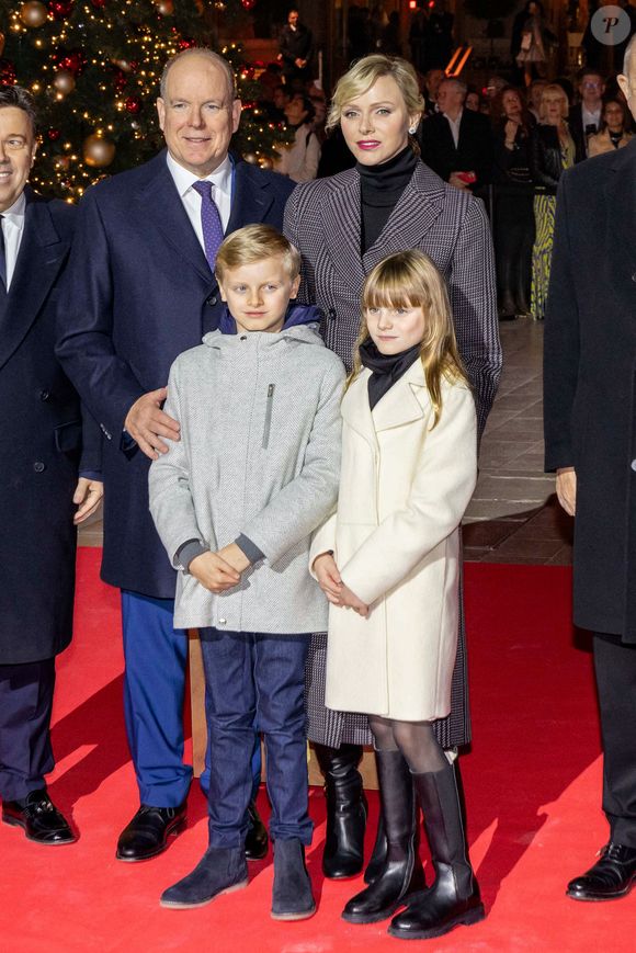 No Tabloïd - Le prince Albert II de Monaco et la princesse Charlène, avec leurs enfants, les jumeaux princiers, Jacques et Gabriella, ont donné le coup d'envoi des illuminations de la SBM, sur la Place du Casino de Monaco, le 30 novembre 2024. 
C'est sous le regard de leurs parents, du ministre d'Etat, Didier Guillaume, et de Stéphane Valeri, le président-délégué de la Société des Bains de Mer, que le prince héréditaire Jacques et sa soeur la princesse Gabriella, ont appuyé sur le buzzer déclenchant ainsi l'allumage des décors de la Place.
Les boules à neige géantes sont installées sur la place avec un tout nouveau décor animé dédié aux "moments magiques de Noël". Calendrier de l’Avent, décoration du sapin, repas de fête, douce nuit de Noël ou encore la découverte des cadeaux sont mis en scène et en musique dans chacune des cinq boules disposées autour du sapin de 18mètres de haut. © Olivier Huitel/Pool Monaco/Bestimage