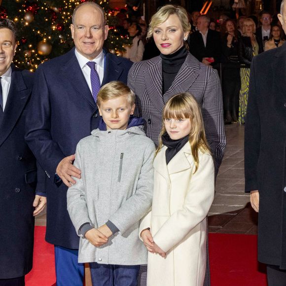 No Tabloïd - Le prince Albert II de Monaco et la princesse Charlène, avec leurs enfants, les jumeaux princiers, Jacques et Gabriella, ont donné le coup d'envoi des illuminations de la SBM, sur la Place du Casino de Monaco, le 30 novembre 2024. 
C'est sous le regard de leurs parents, du ministre d'Etat, Didier Guillaume, et de Stéphane Valeri, le président-délégué de la Société des Bains de Mer, que le prince héréditaire Jacques et sa soeur la princesse Gabriella, ont appuyé sur le buzzer déclenchant ainsi l'allumage des décors de la Place.
Les boules à neige géantes sont installées sur la place avec un tout nouveau décor animé dédié aux "moments magiques de Noël". Calendrier de l’Avent, décoration du sapin, repas de fête, douce nuit de Noël ou encore la découverte des cadeaux sont mis en scène et en musique dans chacune des cinq boules disposées autour du sapin de 18mètres de haut. © Olivier Huitel/Pool Monaco/Bestimage